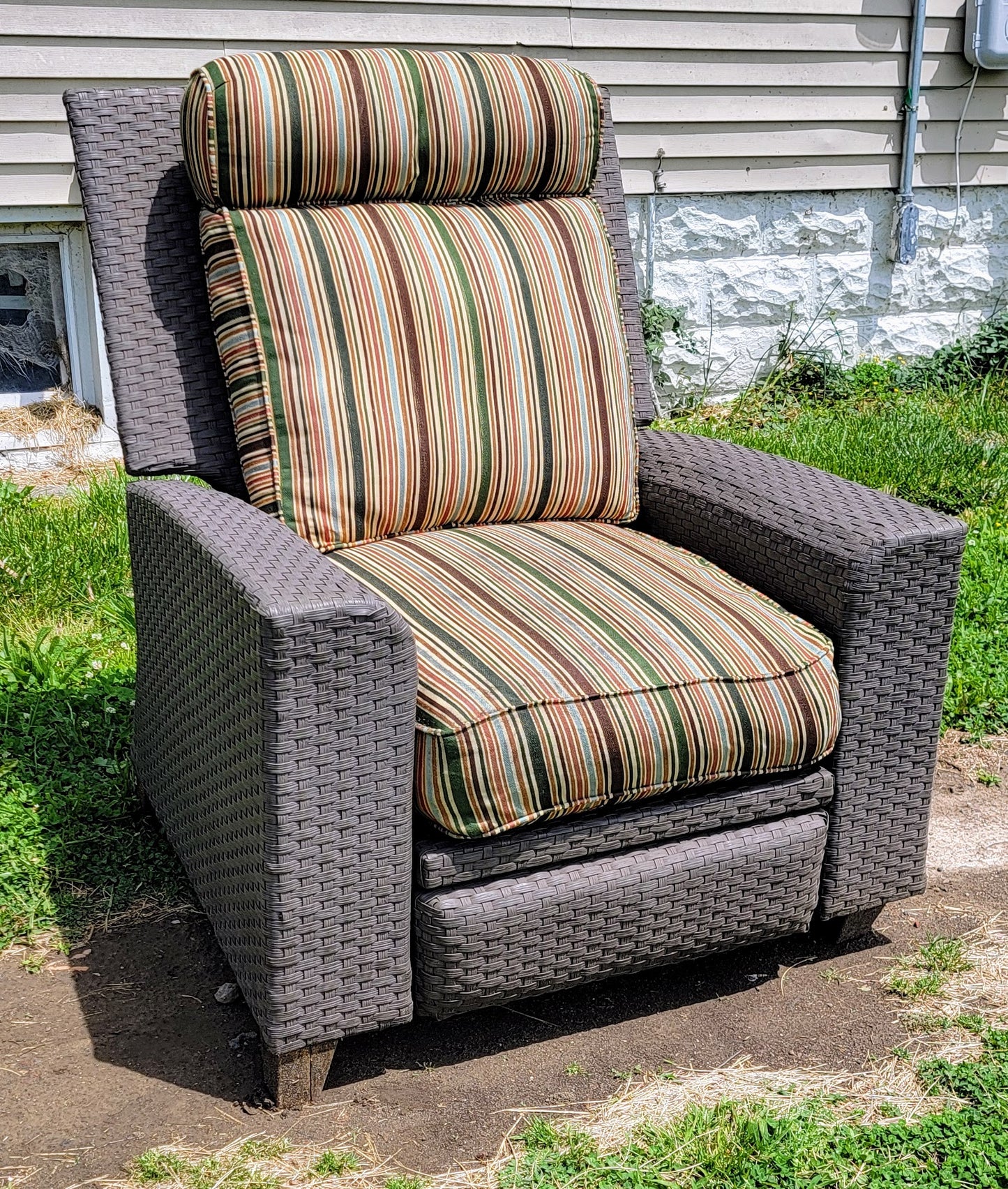 Weatherproof Outdoor Vinyl Wicker Recliner w/ Cushions