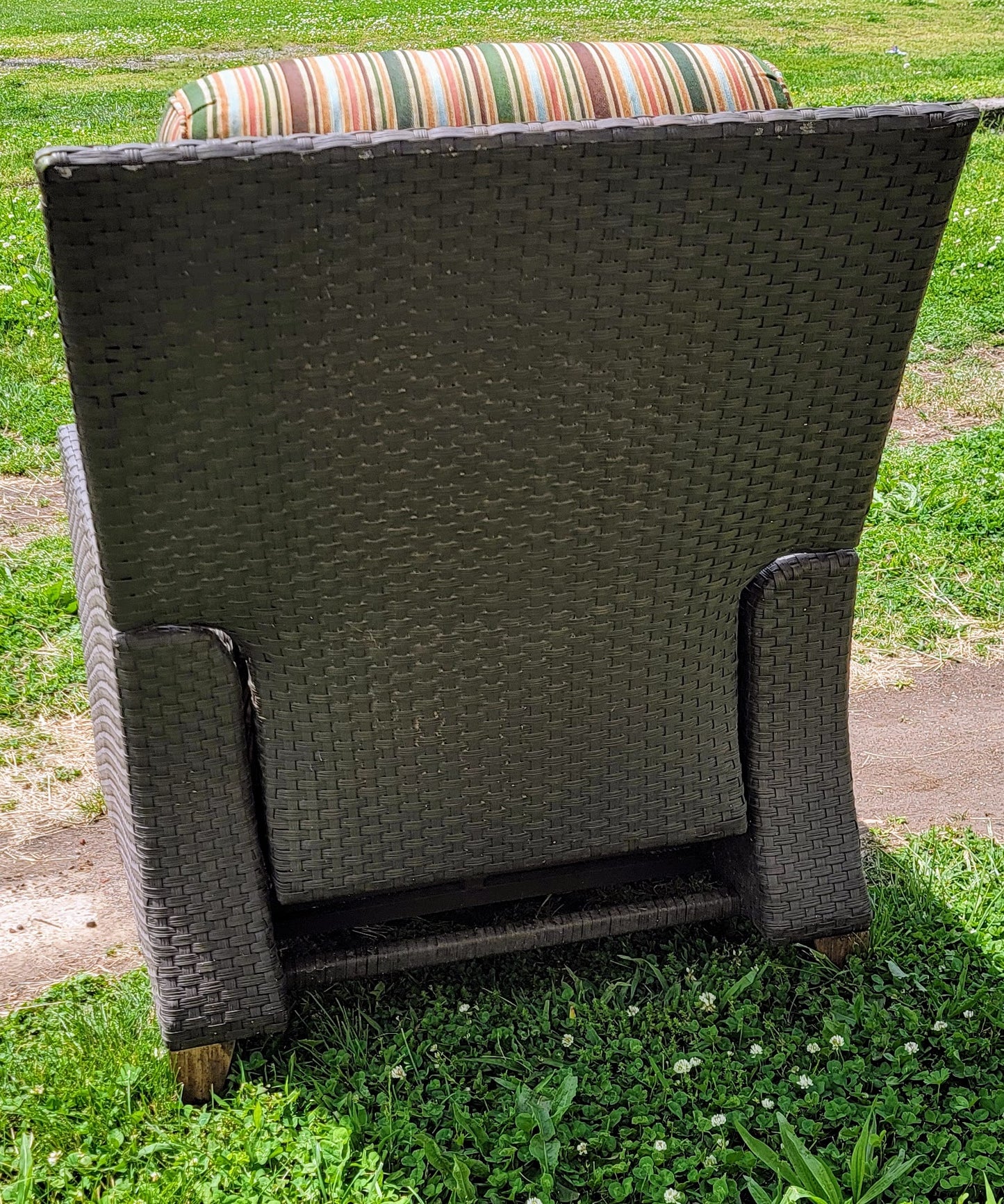 Weatherproof Outdoor Vinyl Wicker Recliner w/ Cushions